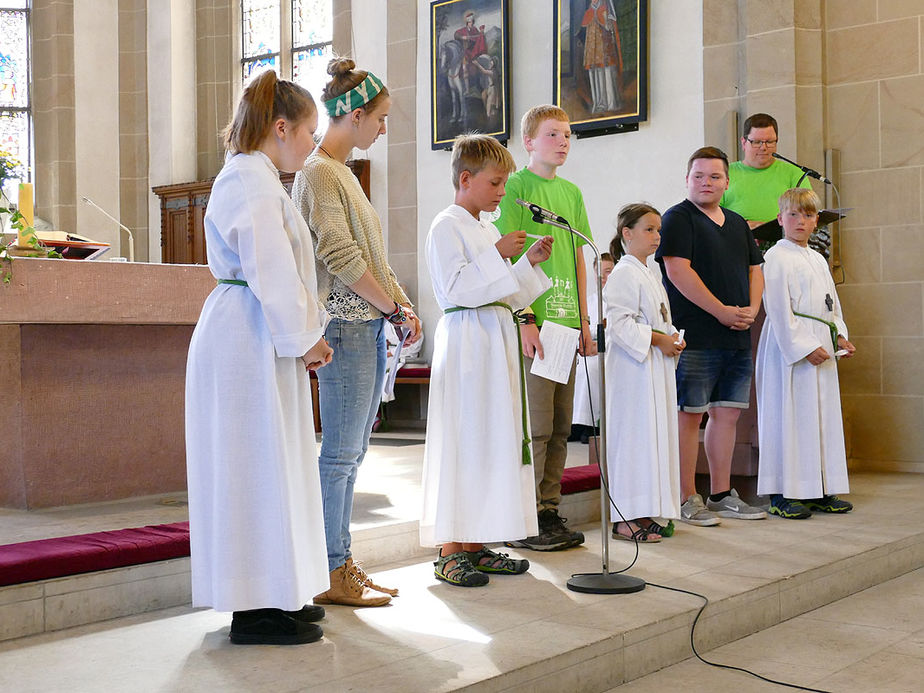 Die neuen Messdiener in St. Crescentius (Foto: Karl-Franz Thiede)